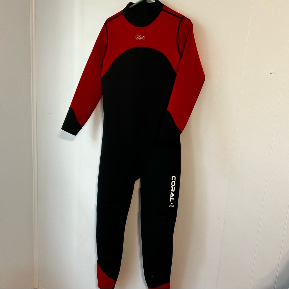 Wetsuit. Women’s. Hevto. Small NWT